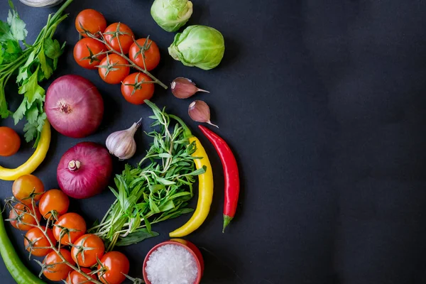 Sıcak biber, lahana ve domates kümesi. Biber domates çilek tarafından kırmızı ve yeşil renk. Baharatlı kompozisyon sebze ve vejeteryan diyet kavramı. Koyu arka plan düzen