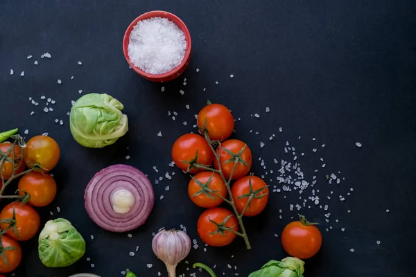 Kaşık ve domates karanlık antika arka plan üzerinde renkli baharat. Üstten görünüm. Yemek ve mutfak malzemeleri. Vegan veya diyet gıda kavramı. Serbest metin alanı ile arka plan düzeni. — Stok fotoğraf