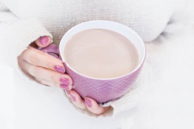 Eller erkek beyaz çivi tasarım kakao büyük bir kaba, rahat, holding ile parlak fotoğraf