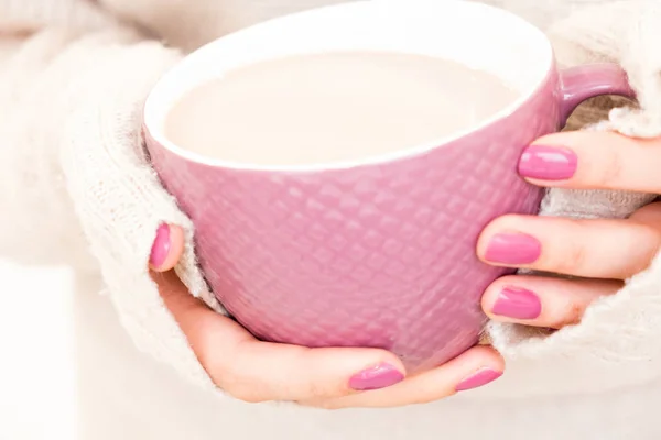 Mani femminili con disegno chiodo bianco che tengono il cacao in una grande tazza, accogliente, foto luminose — Foto Stock