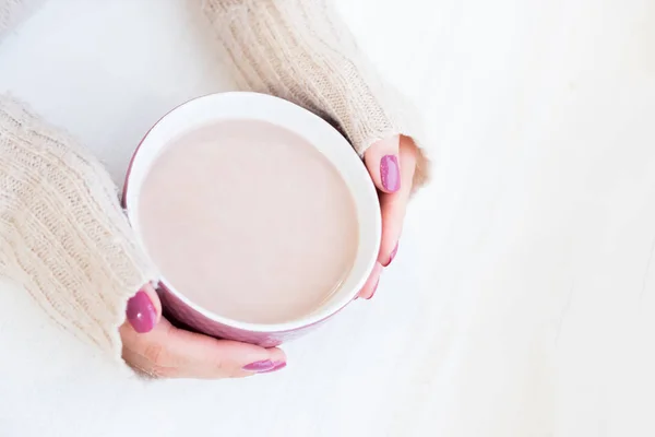 Mani femminili con disegno chiodo bianco che tengono il cacao in una grande tazza, accogliente, foto luminose — Foto Stock