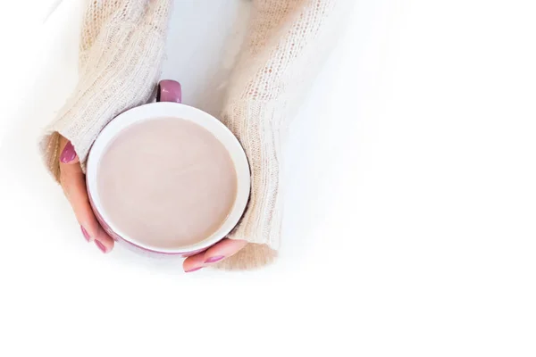 Mains féminines avec motif d'ongles blancs tenant du cacao dans une grande tasse, photos confortables et lumineuses — Photo