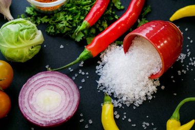 Renkli baharat ve metin için yer karanlık metal zemin üzerine yemek pişirmek için taze sebze yakın çekim. Üstten Görünüm. Biyo sağlıklı gıda katkı maddeleri.