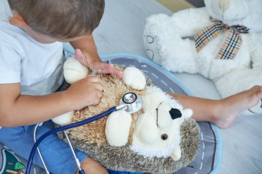 Çocuklar hastalık kavramı. Renkli boncuklar mektup Word'le anemi ve stetoskop arka plan