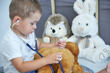 Çocuklar hastalık kavramı. Renkli boncuklar mektup Word'le anemi ve stetoskop arka plan