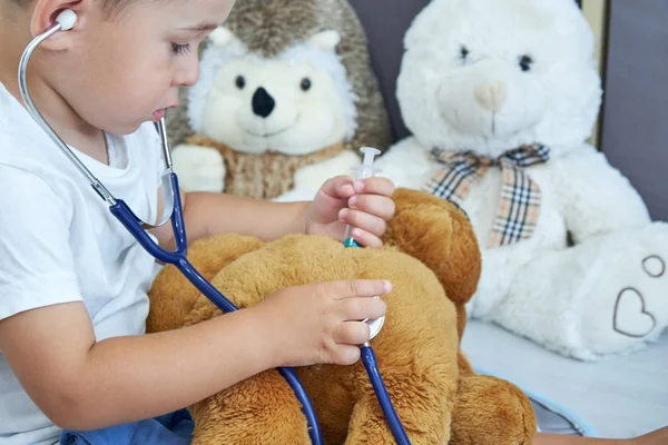 Concepto de enfermedad infantil. Carta de cuentas coloridas con palabra ANEMIA y fondo de estetoscopio —  Fotos de Stock