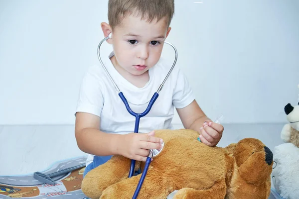 Koncepcja choroby dzieci. Kolorowe koraliki list z word niedokrwistość i stetoskop tło — Zdjęcie stockowe