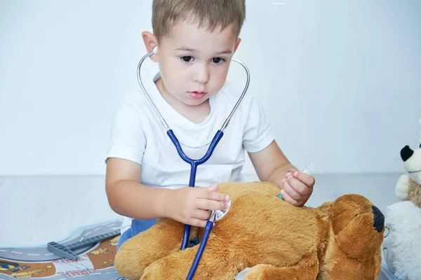 Kinderen ziekte concept. Kleurrijke kralen brief met woord bloedarmoede en stethoscoop achtergrond — Stockfoto