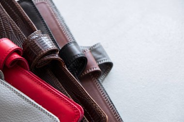 Seçici odak tablo: işadamı el notebook, cep telefonu, dizüstü bilgisayar ve kalem ahşap table.working iş kavramı üzerinde yazmak