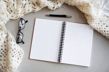 Seçici odak tablo: işadamı el notebook, cep telefonu, dizüstü bilgisayar ve kalem ahşap table.working iş kavramı üzerinde yazmak