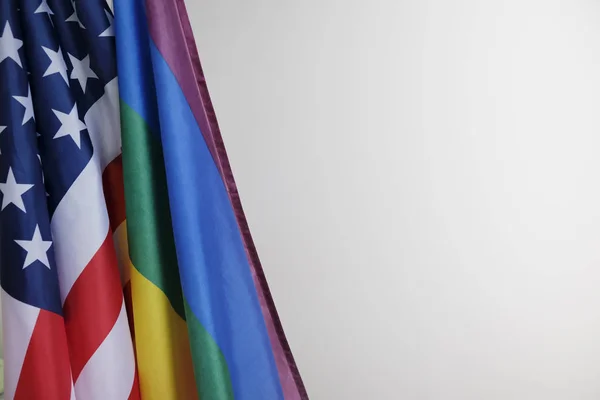 Primer plano de una bandera de orgullo gay y una bandera de los Estados Unidos de América —  Fotos de Stock