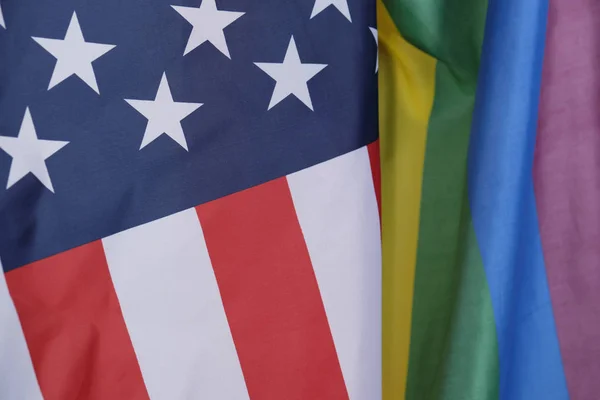 Primer plano de una bandera de orgullo gay y una bandera de los Estados Unidos de América —  Fotos de Stock