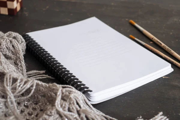 Mesa de enfoque selectiva: El hombre de negocios escribe a mano el cuaderno, el teléfono móvil, el ordenador portátil y la pluma en la mesa de madera.Trabajar Concepto de negocio — Foto de Stock