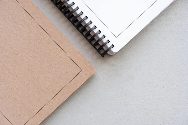 Mesa de enfoque selectiva: El hombre de negocios escribe a mano el cuaderno, el teléfono móvil, el ordenador portátil y la pluma en la mesa de madera.Trabajar Concepto de negocio — Foto de Stock