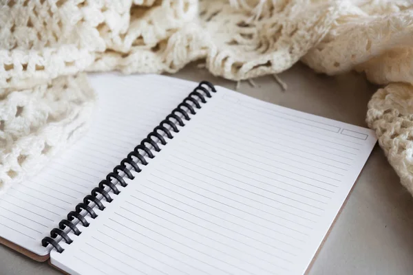 Mesa de enfoque selectiva: El hombre de negocios escribe a mano el cuaderno, el teléfono móvil, el ordenador portátil y la pluma en la mesa de madera.Trabajar Concepto de negocio — Foto de Stock