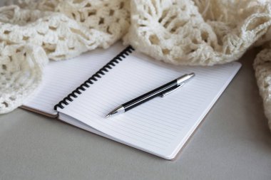 Seçici odak tablo: işadamı el notebook, cep telefonu, dizüstü bilgisayar ve kalem ahşap table.working iş kavramı üzerinde yazmak