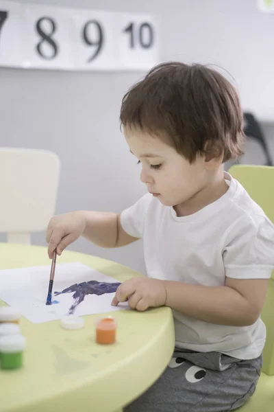 Kid pojke leker med spela lera hemma eller lek-skolan — Stockfoto