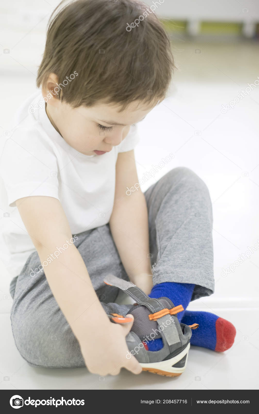 Garçon Tente Mettre ChaussuresBébé Avec Ses Petit De Enfant Sur hQsdtrC