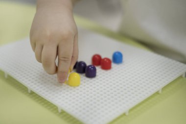 Sevimli küçük kız bir mozaik, beyaz arka plan üzerinde atış studio ile