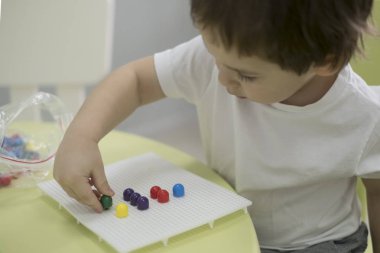 Sevimli küçük kız bir mozaik, beyaz arka plan üzerinde atış studio ile