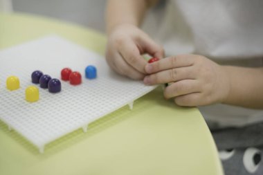 Sevimli küçük kız bir mozaik, beyaz arka plan üzerinde atış studio ile