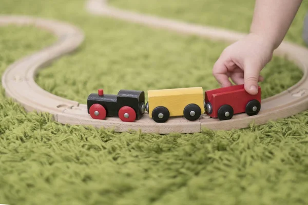 Små barn i färgglada barn rum ett dagis eller förskola. barn pojke leker med leksaker indikatorer hemma. Asiatiska baby 2 år gammal spelar ensam på en grön matta. — Stockfoto