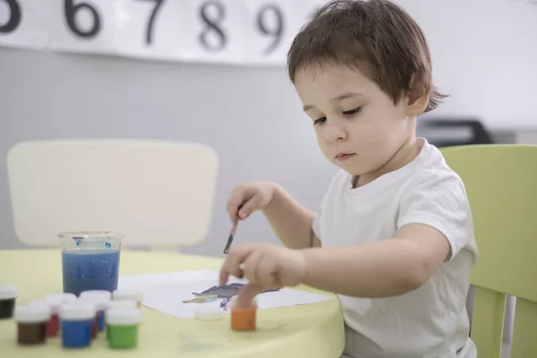 Παιδί αγόρι παίζει με το παιχνίδι πηλό στο σπίτι ή σχολείο παιχνιδιού — Φωτογραφία Αρχείου