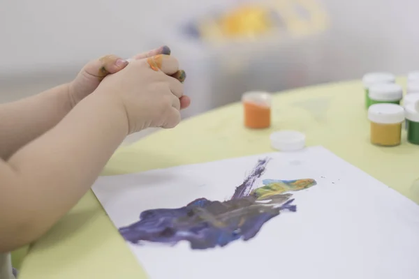 Υγρά μωρομάντηλα. 5 ετών παλαιό αγόρι σκουπίζει το χρώμα από τα χέρια του. — Φωτογραφία Αρχείου