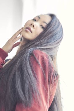 Genç Asyalı Koreli kız beyaz arka plan üzerinde modern moda elbise giyen çok gülümseyen, yaşam tarzı insanlar kavramı yakın çekim