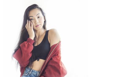 Genç Asyalı Koreli kız beyaz arka plan üzerinde modern moda elbise giyen çok gülümseyen, yaşam tarzı insanlar kavramı yakın çekim