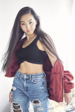 Genç Asyalı Koreli kız beyaz arka plan üzerinde modern moda elbise giyen çok gülümseyen, yaşam tarzı insanlar kavramı yakın çekim