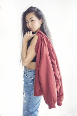 Genç Asyalı Koreli kız beyaz arka plan üzerinde modern moda elbise giyen çok gülümseyen, yaşam tarzı insanlar kavramı yakın çekim