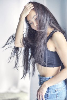 Genç Asyalı Koreli kız beyaz arka plan üzerinde modern moda elbise giyen çok gülümseyen, yaşam tarzı insanlar kavramı yakın çekim