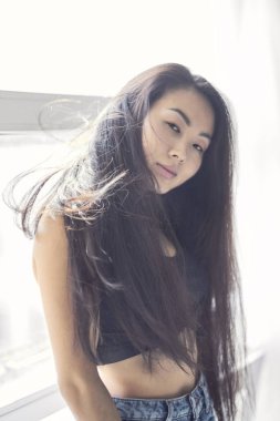 Genç Asyalı Koreli kız beyaz arka plan üzerinde modern moda elbise giyen çok gülümseyen, yaşam tarzı insanlar kavramı yakın çekim