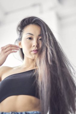 Genç Asyalı Koreli kız beyaz arka plan üzerinde modern moda elbise giyen çok gülümseyen, yaşam tarzı insanlar kavramı yakın çekim