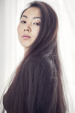 Rahat oda beyaz üzerinde güzel Asya gözlük kadın portresi