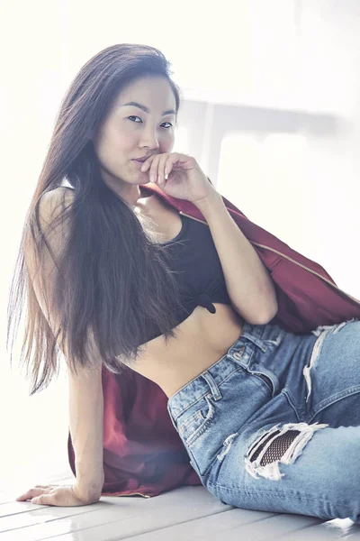 Ung söt leende asiatiska koreanska flicka klädd modern mode clothers på vit bakgrund, livsstil människor konceptet närbild — Stockfoto