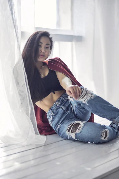 Mladí docela s úsměvem Asijská Korejská dívka, která nosí moderní módní clothers na bílém pozadí, životní styl lidí koncepce zblízka — Stock fotografie