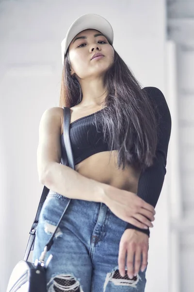 Giovane bella sorridente ragazza coreana asiatica indossa vestiti di moda moderna su sfondo bianco, stile di vita concetto di persone da vicino — Foto Stock