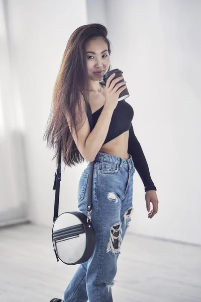 Giovane bella sorridente ragazza coreana asiatica indossa vestiti di moda moderna su sfondo bianco, stile di vita concetto di persone da vicino — Foto Stock