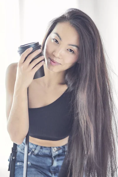 Giovane bella sorridente ragazza coreana asiatica indossa vestiti di moda moderna su sfondo bianco, stile di vita concetto di persone da vicino — Foto Stock