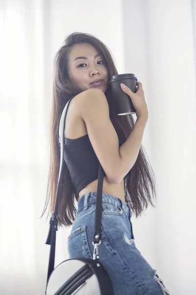 Giovane bella sorridente ragazza coreana asiatica indossa vestiti di moda moderna su sfondo bianco, stile di vita concetto di persone da vicino — Foto Stock