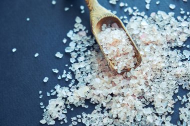 Pembe Himalaya tuz kristalleri gri bir taş üzerinde