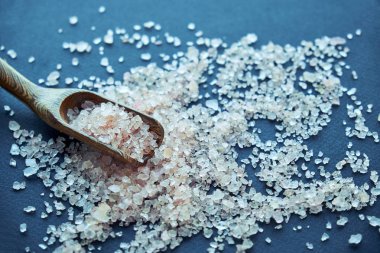 Pembe Himalaya tuz kristalleri gri bir taş üzerinde