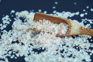 Pembe Himalaya tuz kristalleri gri bir taş üzerinde