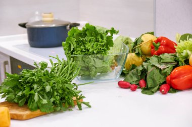 Sağlıklı yiyecekler mutfakta masanın üstünde..