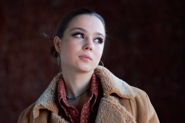 genç gülümseyen kadın yüzü görüntüsünü kapatmak