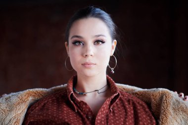 genç gülümseyen kadın yüzü görüntüsünü kapatmak