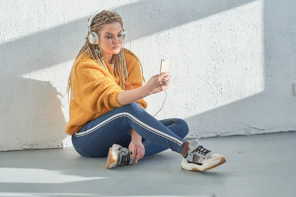 Kulaklık Kız Cep Telefonu Müzik Dinleme — Stok fotoğraf