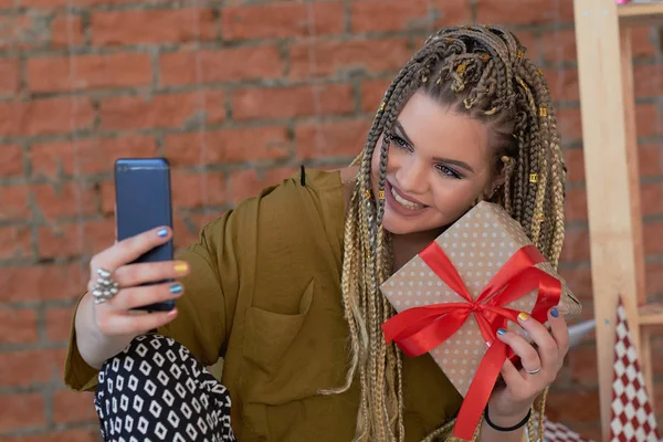 Felice Giovane Bella Ragazza Parlando Telefono Prendendo Selfie Con Suo — Foto Stock